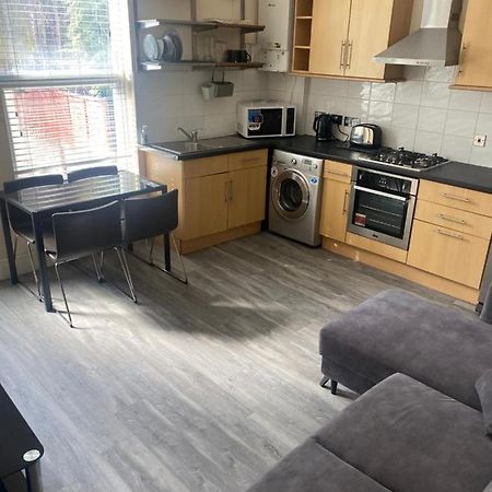 Spacious 4 Bedroom House Near Stokes Croft!! Central!!! Бристол Екстериор снимка