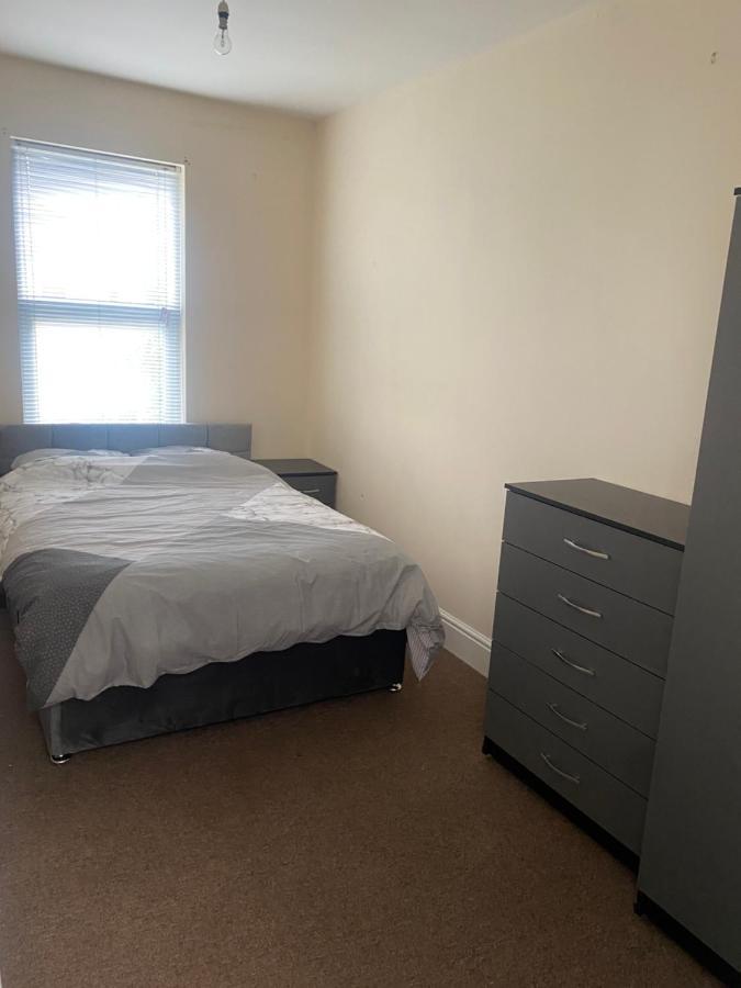 Spacious 4 Bedroom House Near Stokes Croft!! Central!!! Бристол Екстериор снимка