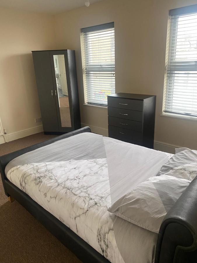 Spacious 4 Bedroom House Near Stokes Croft!! Central!!! Бристол Екстериор снимка