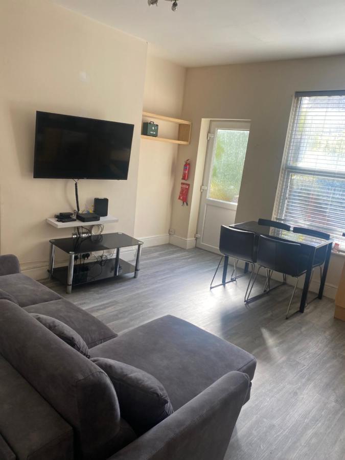 Spacious 4 Bedroom House Near Stokes Croft!! Central!!! Бристол Екстериор снимка
