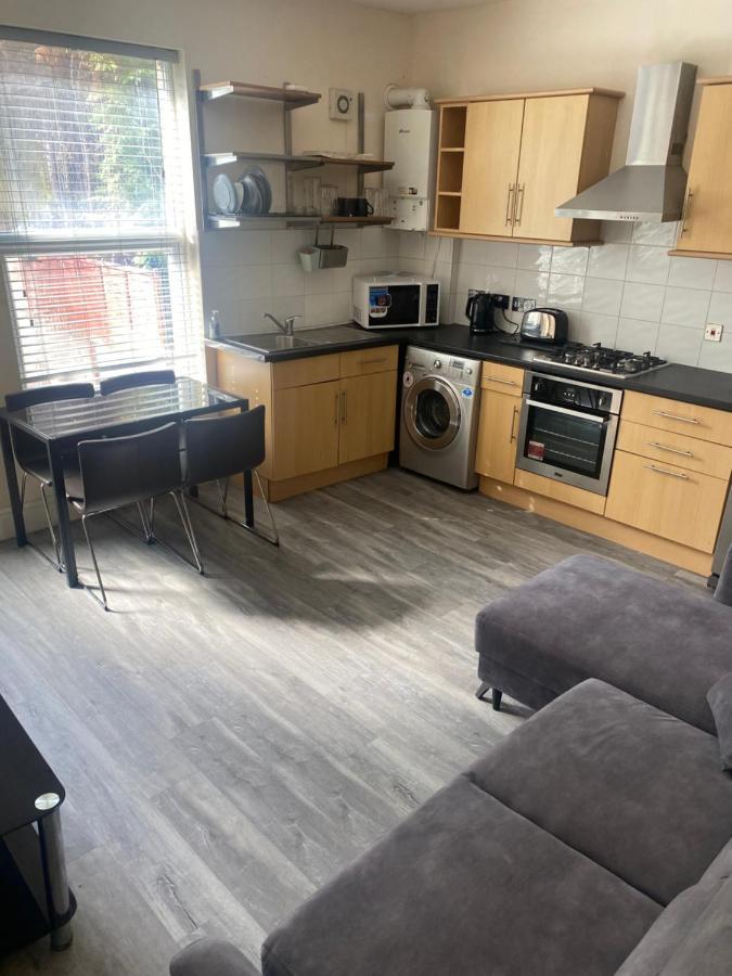 Spacious 4 Bedroom House Near Stokes Croft!! Central!!! Бристол Екстериор снимка